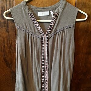 Elegant Sleeveless Blouse with Embroidery